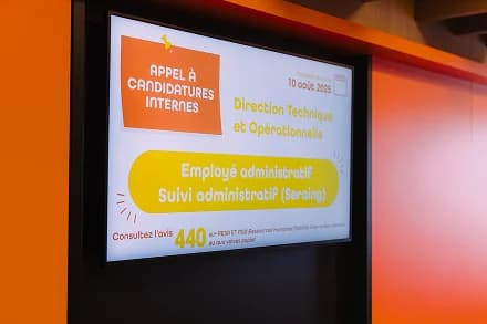 écrans sur un mur orange