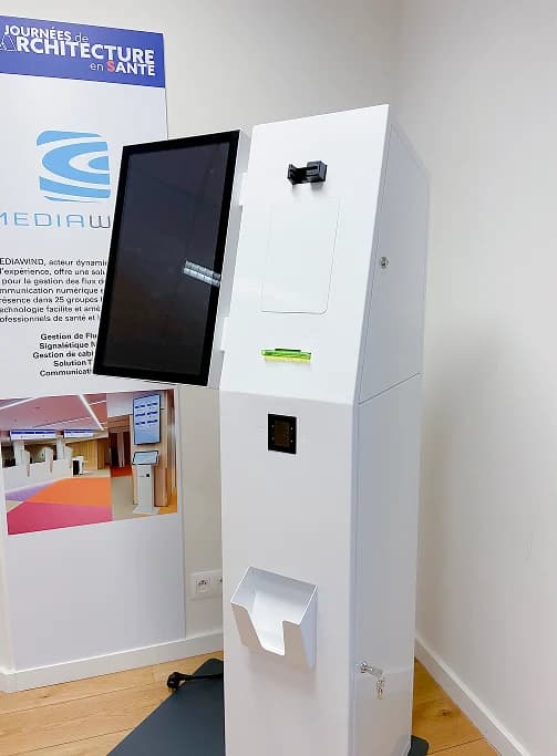 Personnes ragardant des graphiques sur un PC