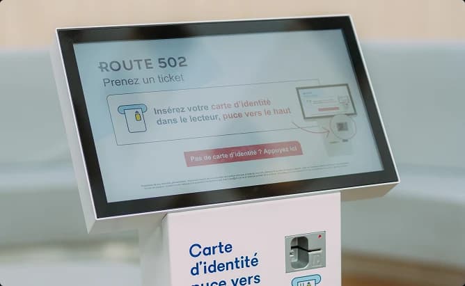 Personnes ragardant des graphiques sur un PC