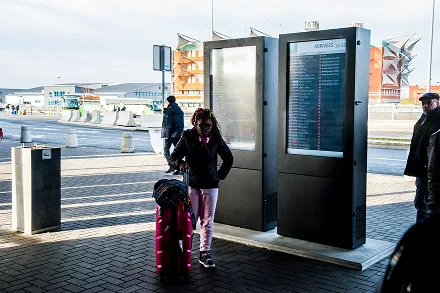 totem dans la rue devant une gare