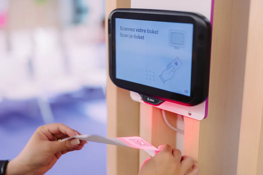 Borne de scan avec une personne qui scanne un code QR