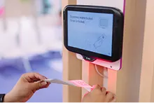 Borne de scan avec une personne qui scanne un code QR