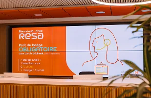 écrans sur un mur orange