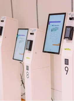 Personnes ragardant des graphiques sur un PC