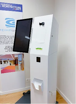 Personnes ragardant des graphiques sur un PC