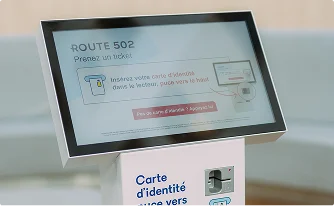 Personnes ragardant des graphiques sur un PC